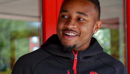 记者：莱奥将恩昆库首次介绍进米兰更衣室，他柜子选在迈尼昂旁边