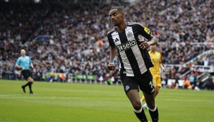 曝伊萨克诈伤缺训迫切想离队 纽卡主帅警告他好自为之