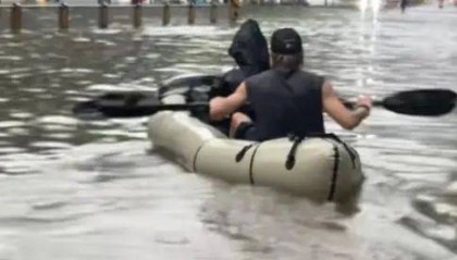 成都大暴雨多地积水 市民划船出行