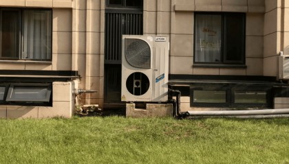 大连男子入住新居后，一家人被嗡鸣声扰得无法入睡，竟是因邻居安装了空气能外机……