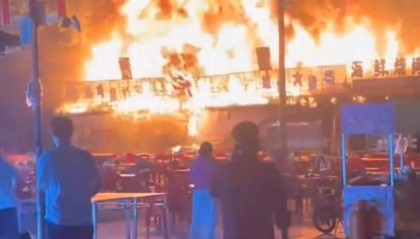 一餐饮摊深夜突发大火，人员四散！火因查明