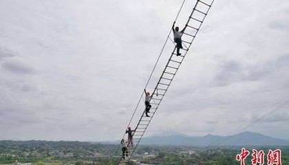 湖南岳阳全长300米“绝壁天梯”建成 游人体验惊险刺激