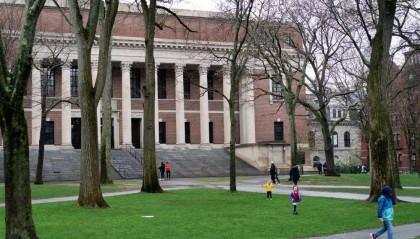 现有国际生或失去合法身份，哈佛回应“被禁招国际学生”，美多所高校遭打压
