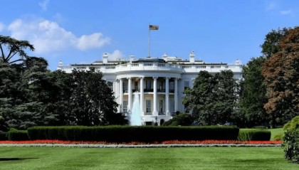 太张狂了！美军聚集40多艘军舰，台海信号增强，中方派出了双航母