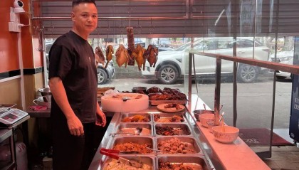 小伙到广州一猪脚饭店吃免费“2号餐”，突然跪地道谢，老板娘：以后要吃饭就直接过来