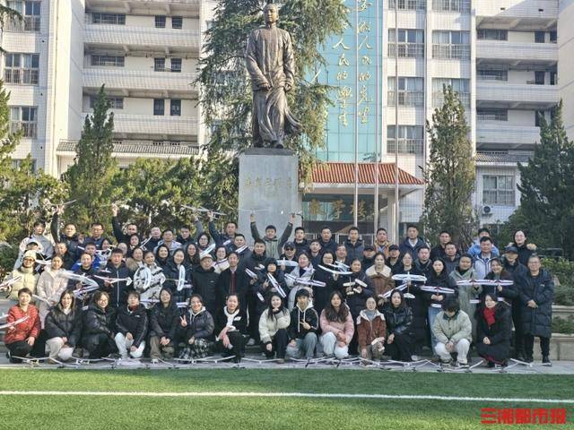 321发射！快看大朋友也玩“飞火箭”“放飞机”