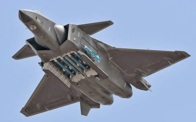 敌人倒吸冷气！歼-20“野兽模式”刷爆全网，挂满14枚空空导弹！网友：不要隐身了？