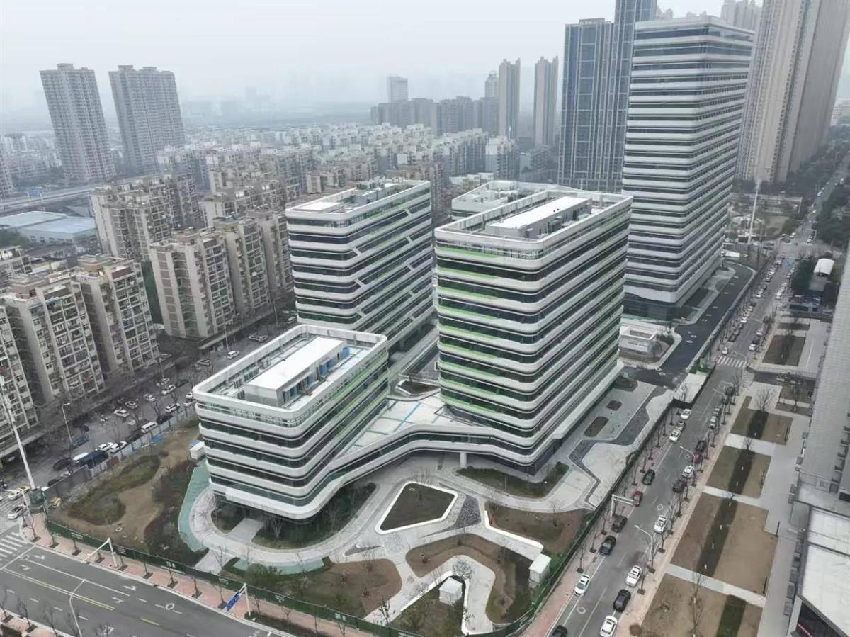 建好硚口这所三级医院，他们拿了一面墙的奖