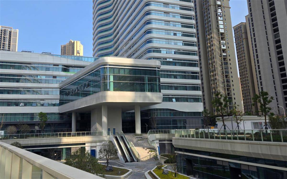 建好硚口这所三级医院，他们拿了一面墙的奖