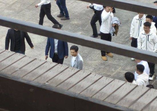 雷军回武汉大学了登上热搜！网传雷军与雷军班同学合影，小米王化：小米科技园门口就有武大赠送的99株樱花树