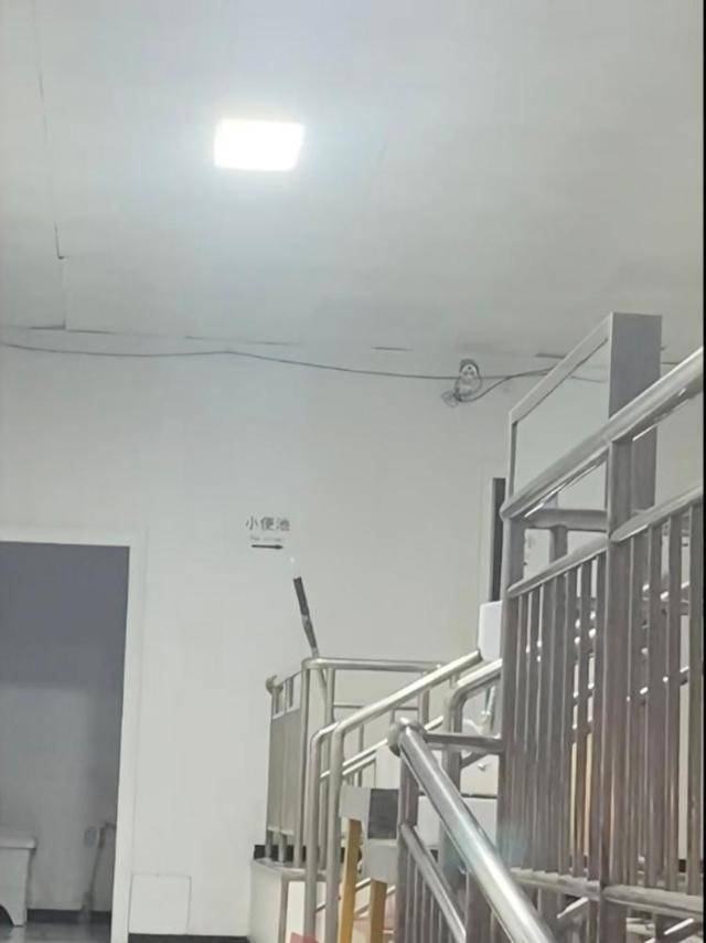 石家庄一公厕内安有摄像头？当地回应：已经拆除