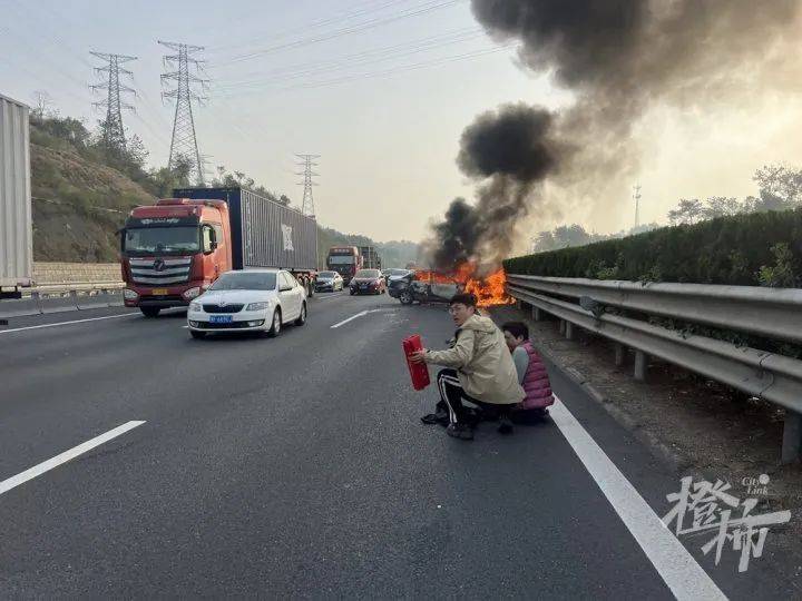 清明高速惊险一幕！女司机被困头发烧焦，杭州男子用手肘猛砸车窗……