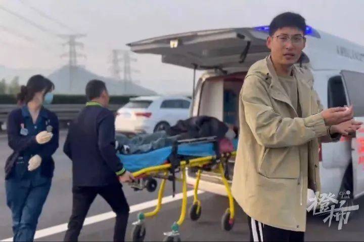 清明高速惊险一幕！女司机被困头发烧焦，杭州男子用手肘猛砸车窗……