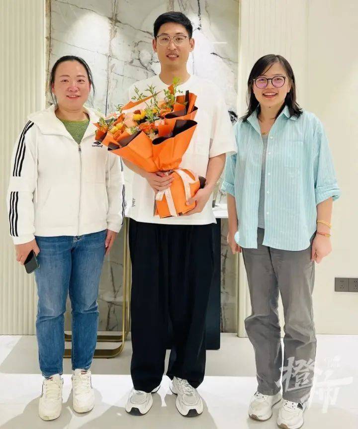 清明高速惊险一幕！女司机被困头发烧焦，杭州男子用手肘猛砸车窗……
