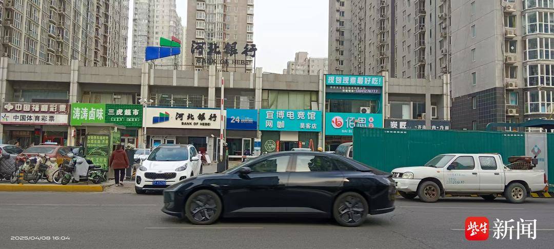 三河市商户门头“不许用红色”引争议 商家称去年被要求更换，城管频繁上门