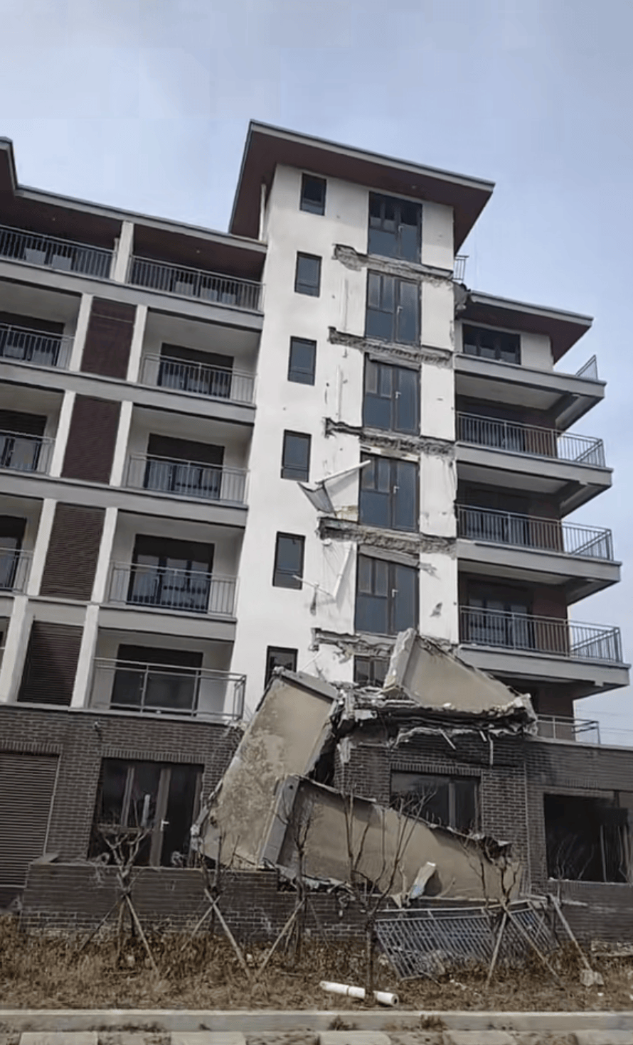 山东威海一住宅楼多个楼层阳台坠落，当地回应：无人入住，正在调查