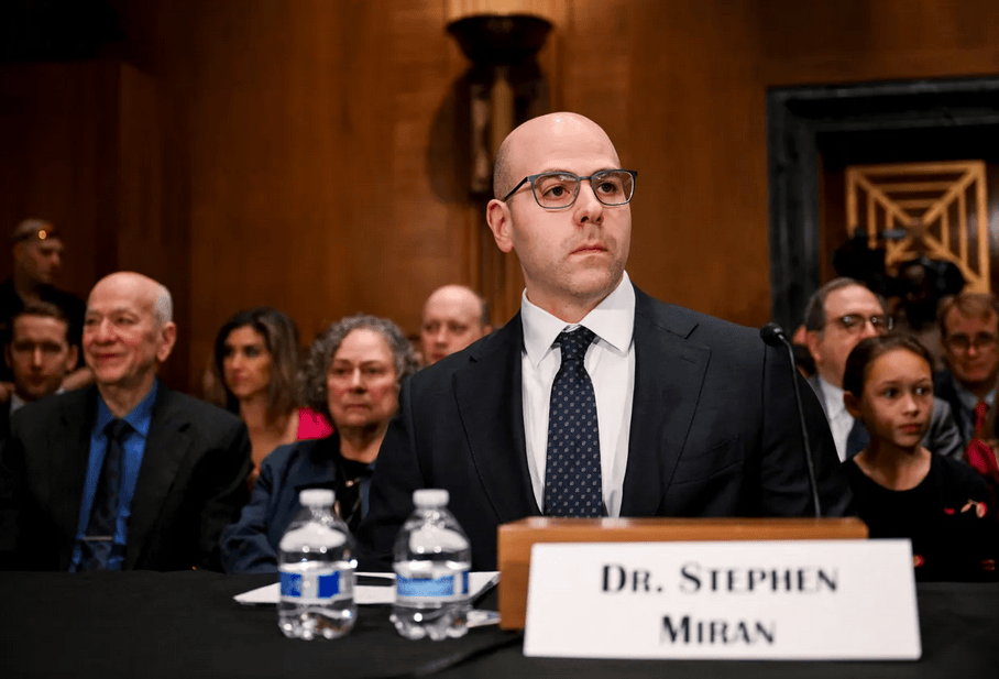 卢锋：反制美方关税战，为什么要两招并用——十四五时期外贸顺差超长增长背景角度