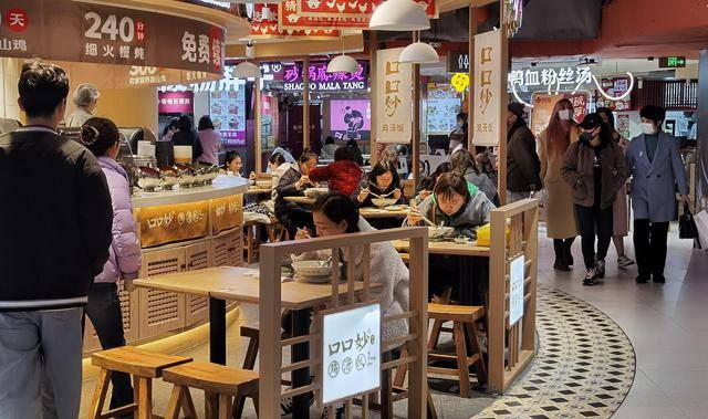 商铺168家，餐饮占了98家，商场正在变成大食堂