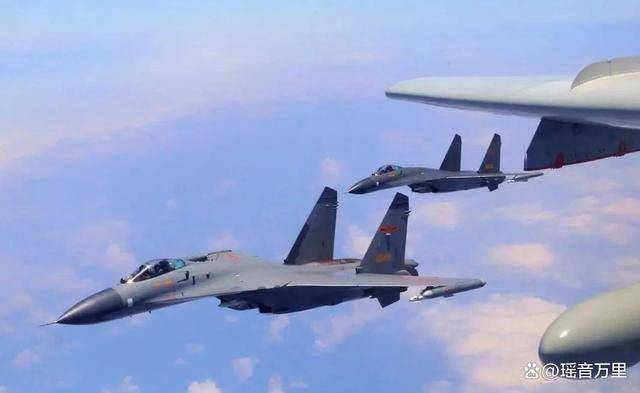 B-1B抵日！中方公开中美舰载机对峙画面，34架解放军军机进逼台岛