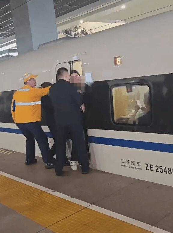 高铁站有旅客扒车门？铁路上海站发布情况说明