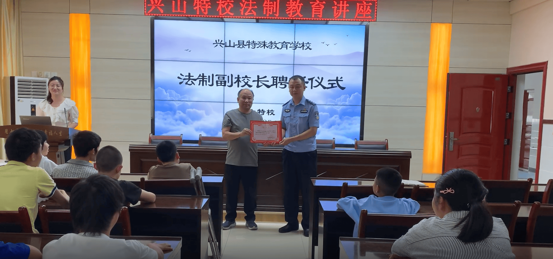 爱心守护——兴山站派出所开展法制安全宣传