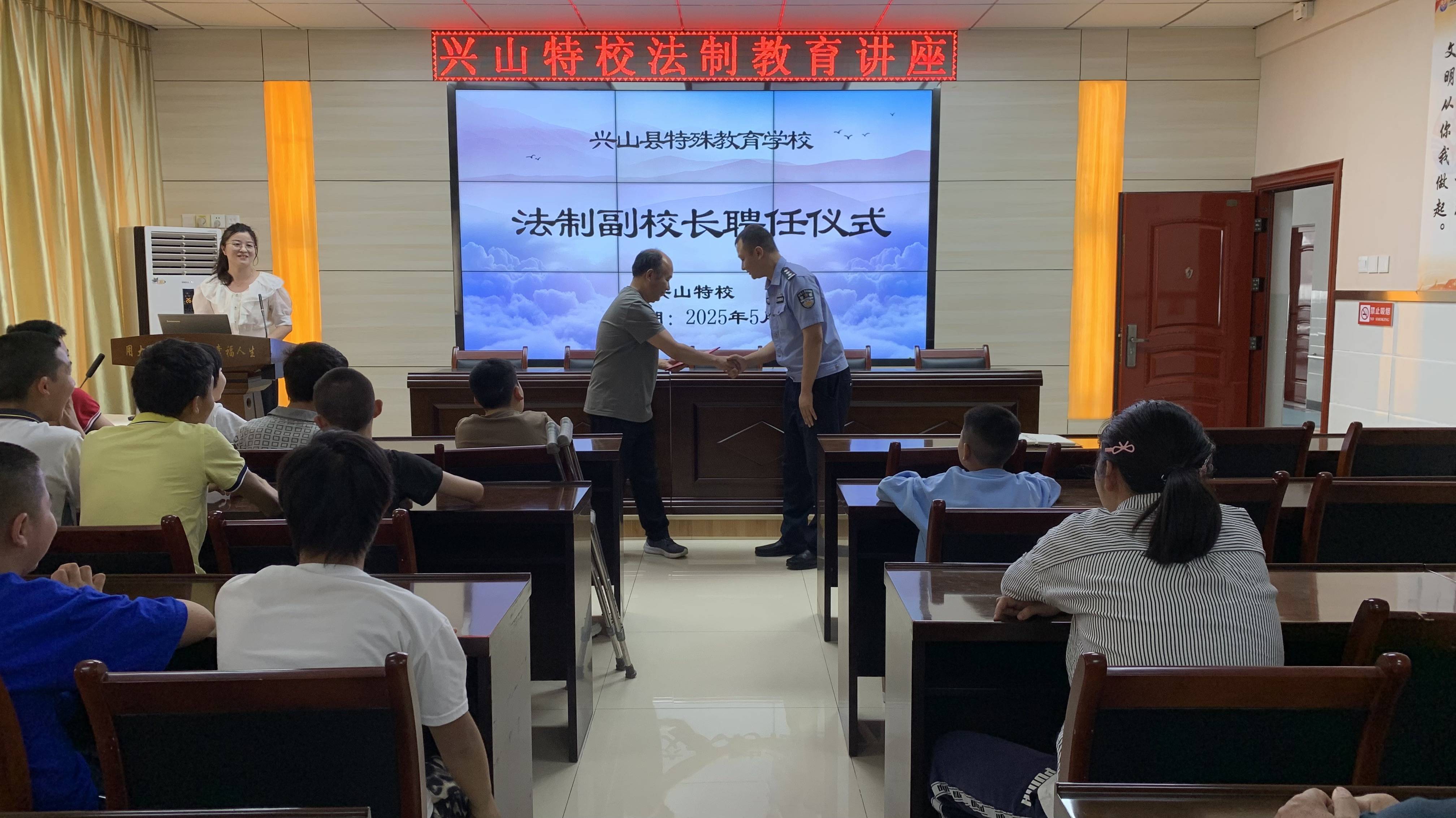 爱心守护——兴山站派出所开展法制安全宣传