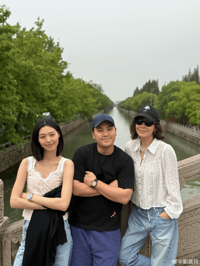 刘嘉玲分享同学会照片：回苏州庆祝我们的60岁生日！合影状态超年轻