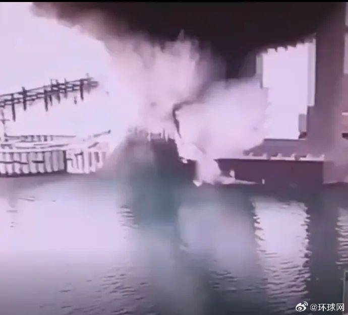 乌媒称乌方炸毁克里米亚大桥！乌克兰国家安全局：从水下爆破，大桥已处于紧急危险状态