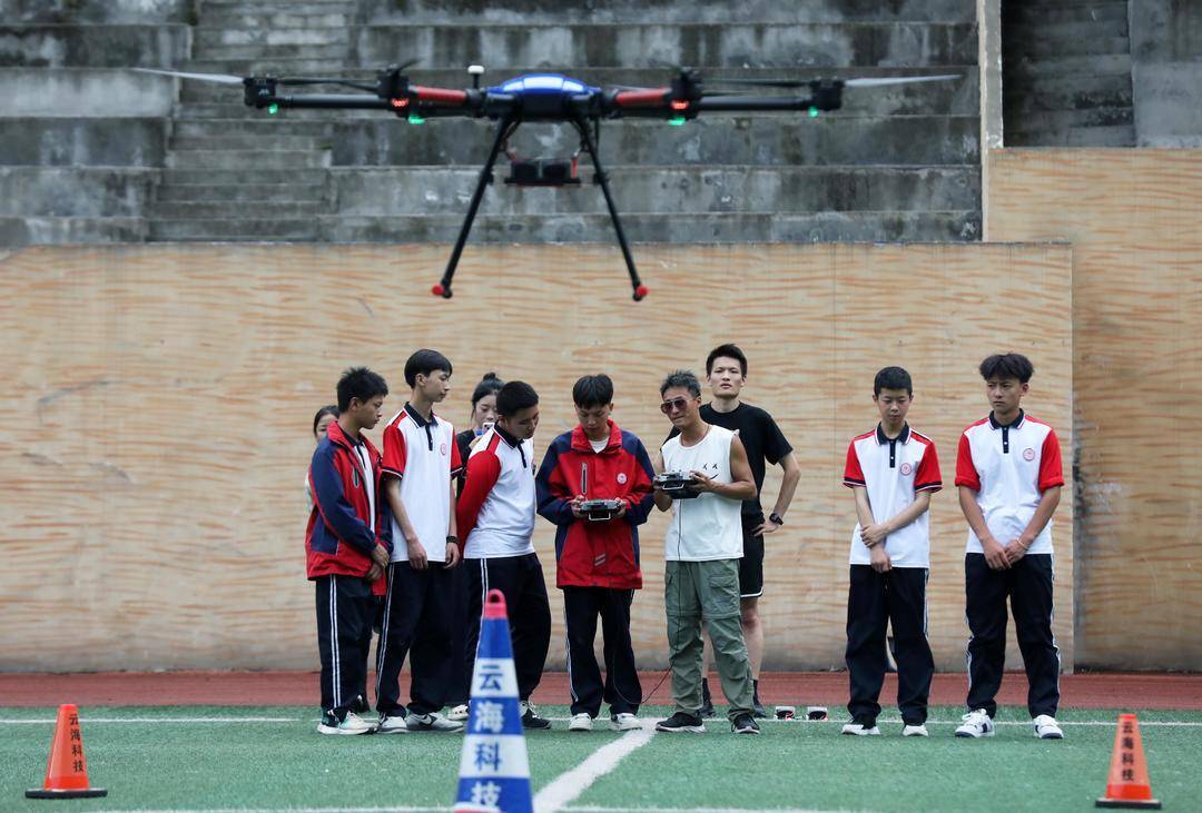 四川彝族职校学生操控无人机越过大山 为家乡特产开辟“空中通道”