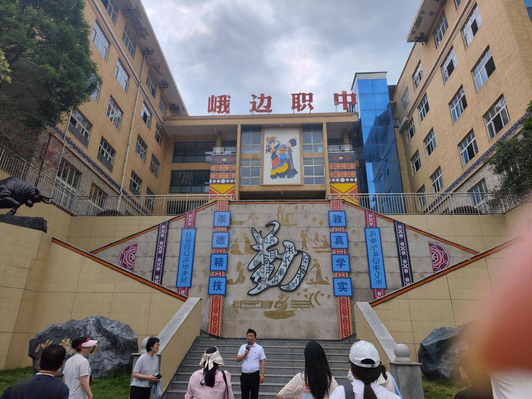 四川彝族职校学生操控无人机越过大山 为家乡特产开辟“空中通道”
