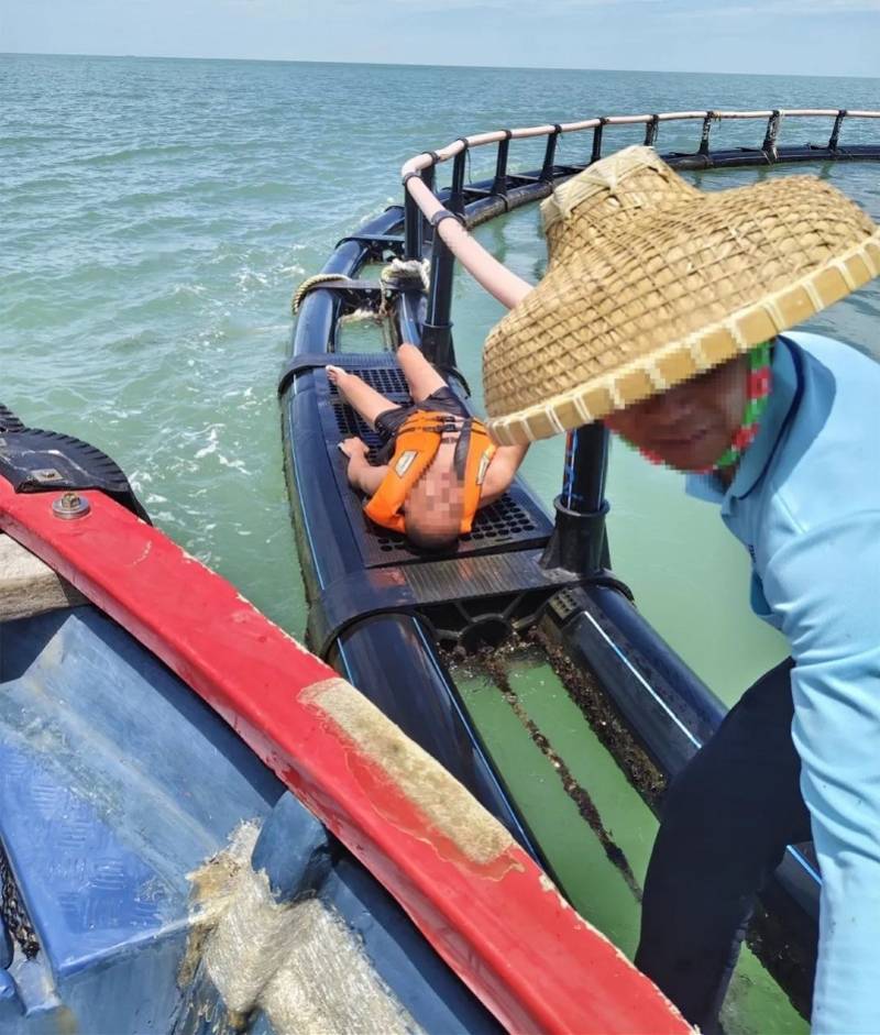 海南一对父子台风天卷入海里漂了一天被困渔排！在徐闻获救