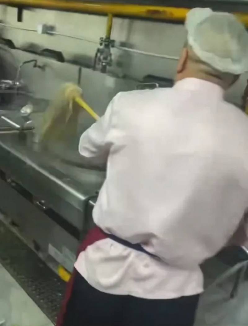 北京一家医院后厨有人用拖把擦洗锅具！院方称系外包员工摆拍