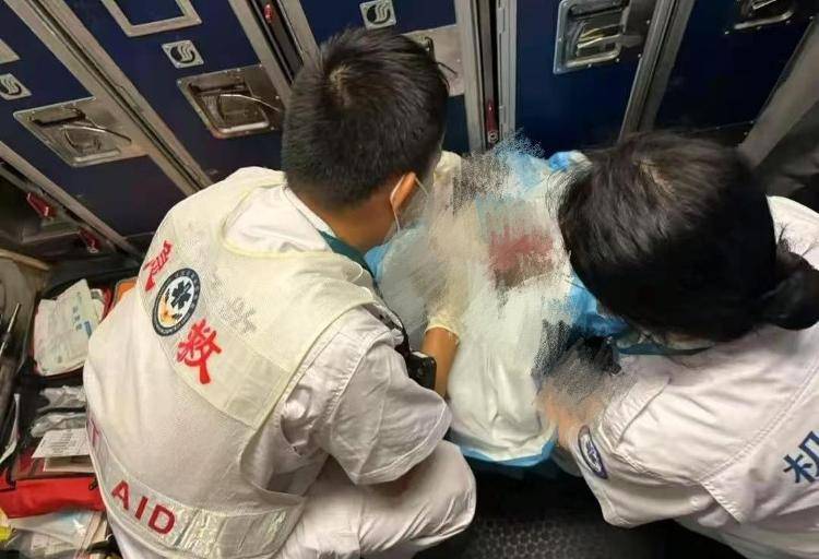乘客在飞机上分娩后被检测出梅毒？机场急救人员：医护未接到检查通知