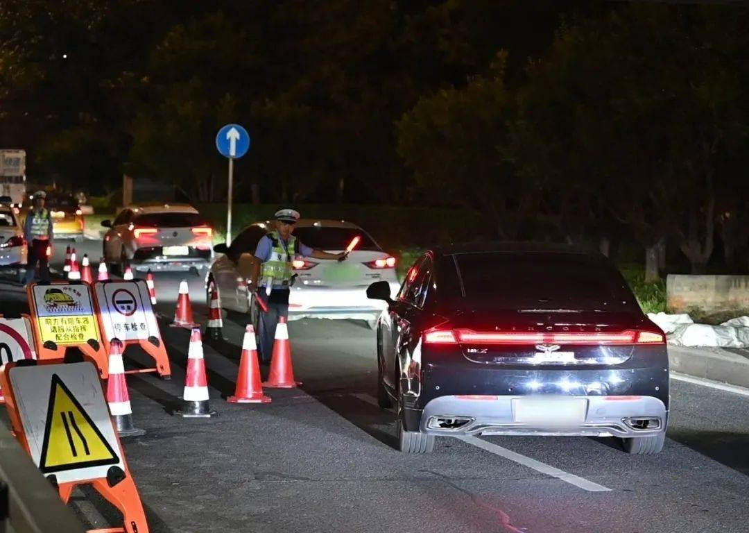 边骑车边喝啤酒解暑？北京交警：1438人“醉”上加罚！