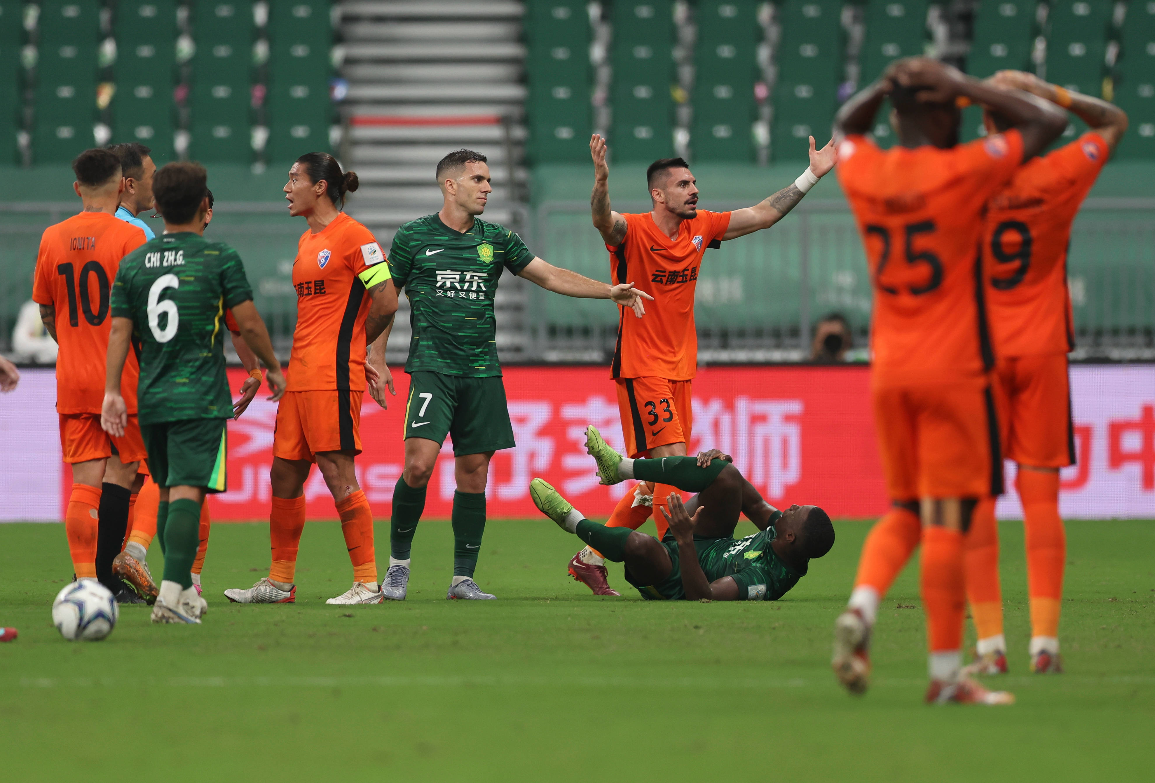 踢人染红致惨败！云南玉昆：布尔克损害球队利益罚款10万