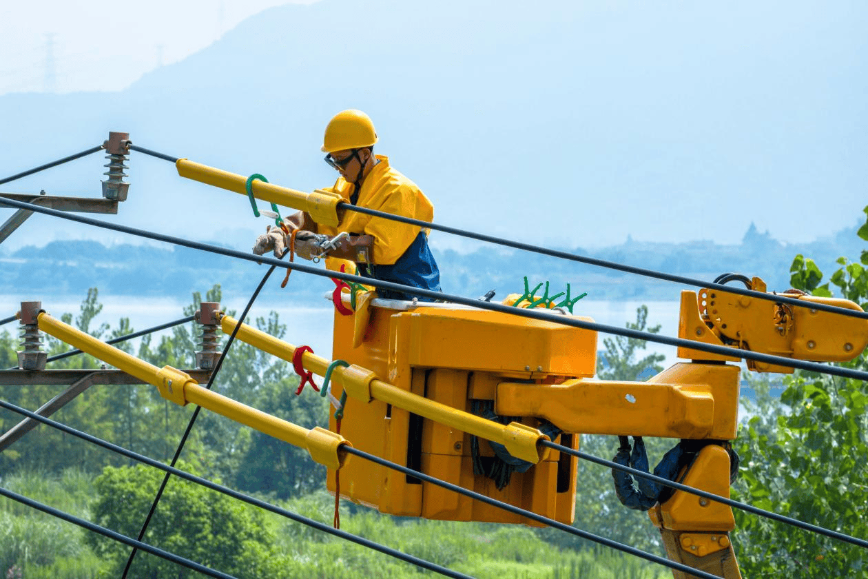 国网杭州供电公司：绝缘手套浸汗水 带电攻坚护清凉