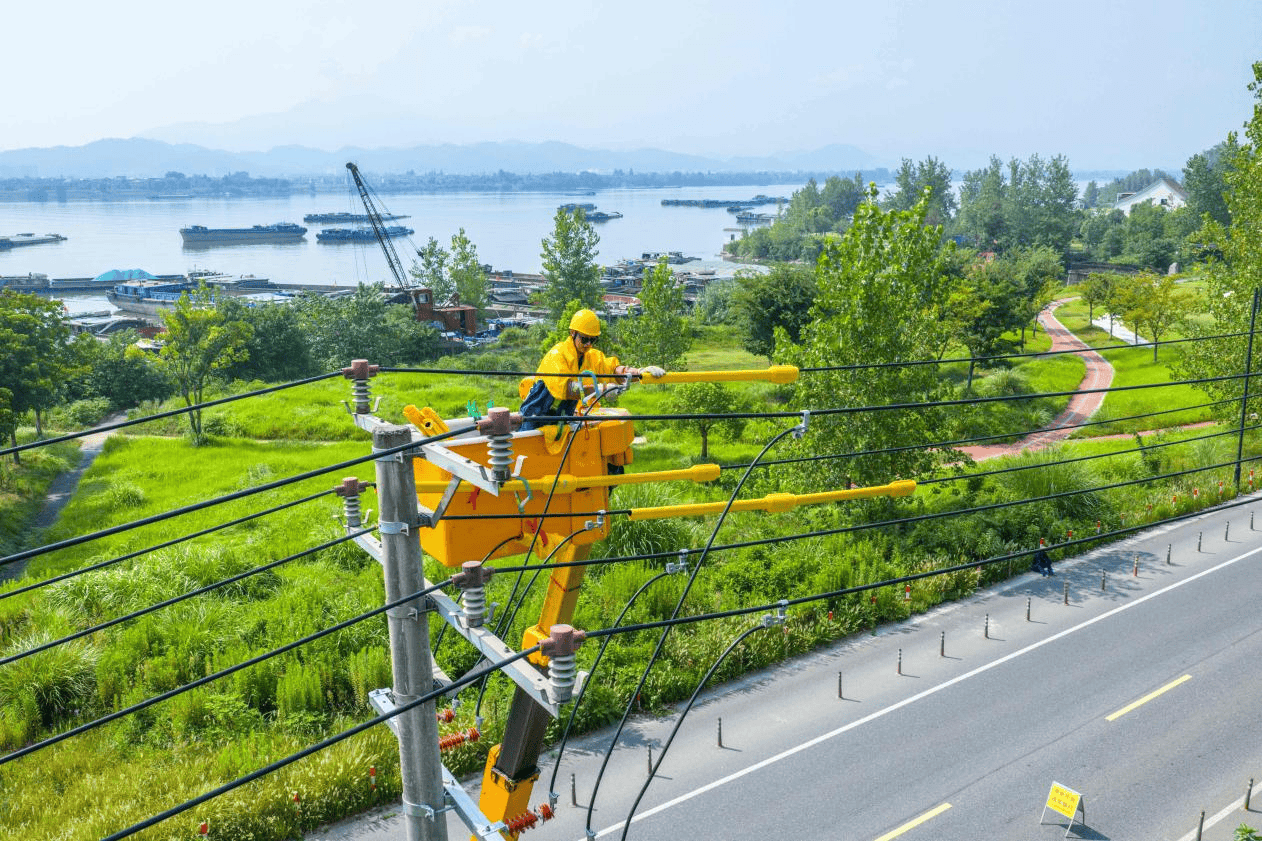 国网杭州供电公司：绝缘手套浸汗水 带电攻坚护清凉