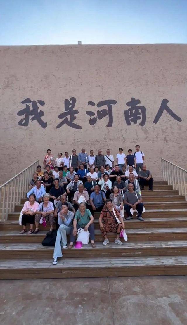 河南27岁女孩带村里46名老人游郑州，村民：她人品相当好，大家都很信任她