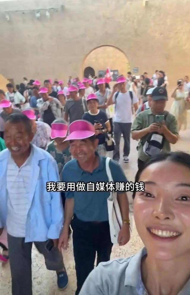 河南27岁女孩带村里46名老人游郑州，村民：她人品相当好，大家都很信任她