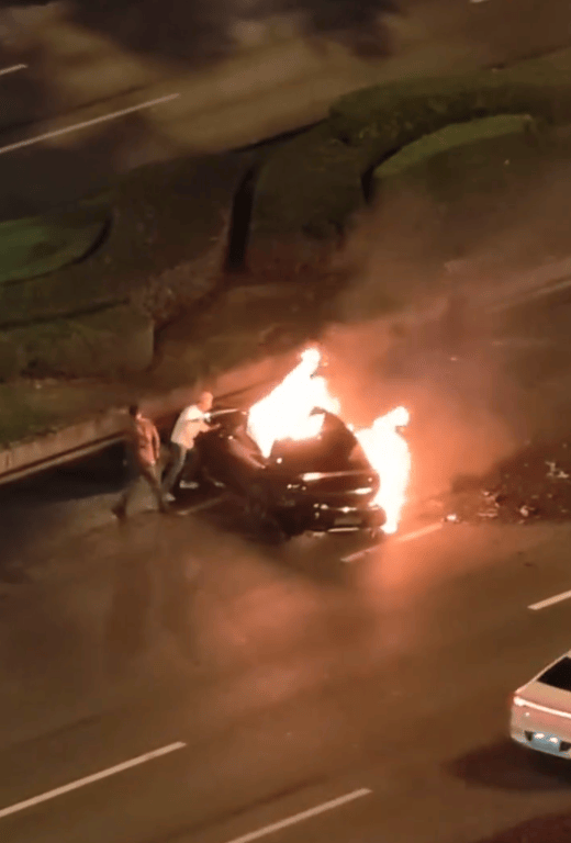 成都一辆小车起火，多名路人尝试救援打不开车门，目击者：消防灭火后用电锯切开门