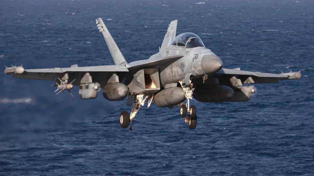 央视官宣：歼-16可挂载副油箱！网友：航程加到7000公里有必要？