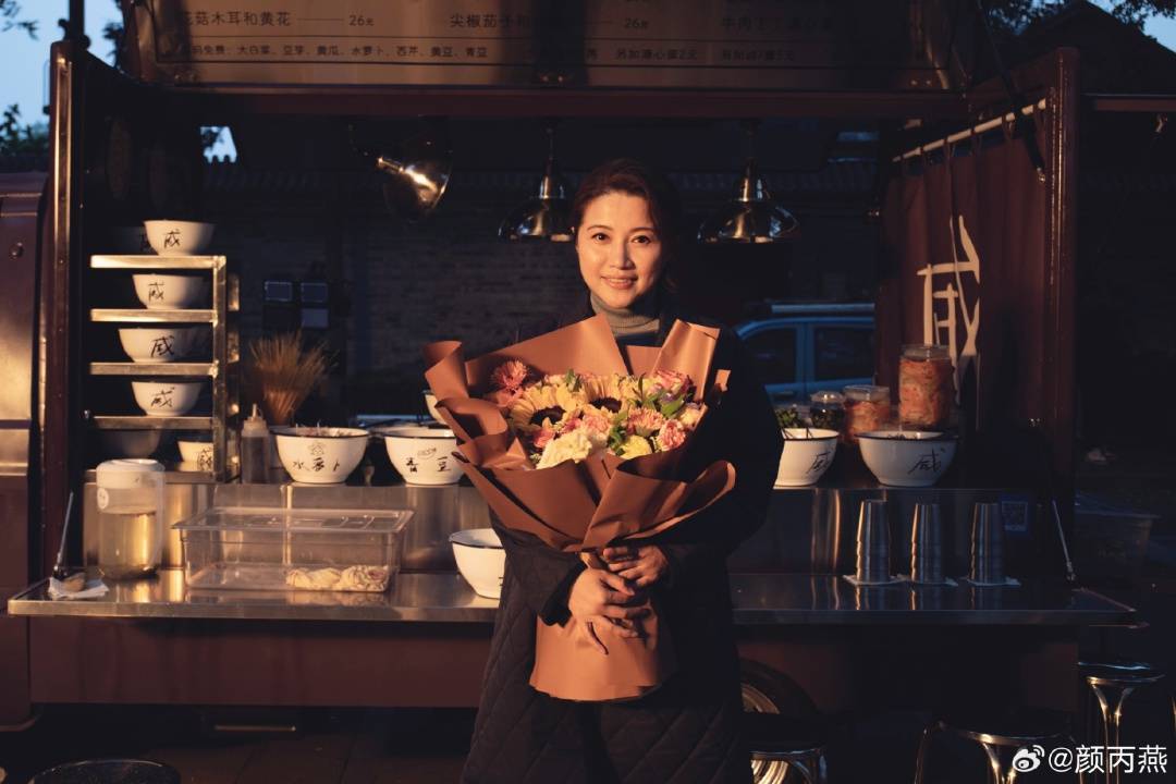 金鸡华表双料“影后”、52岁颜丙燕首曝恋情，男友小20岁，称不好意思但不觉得对方小