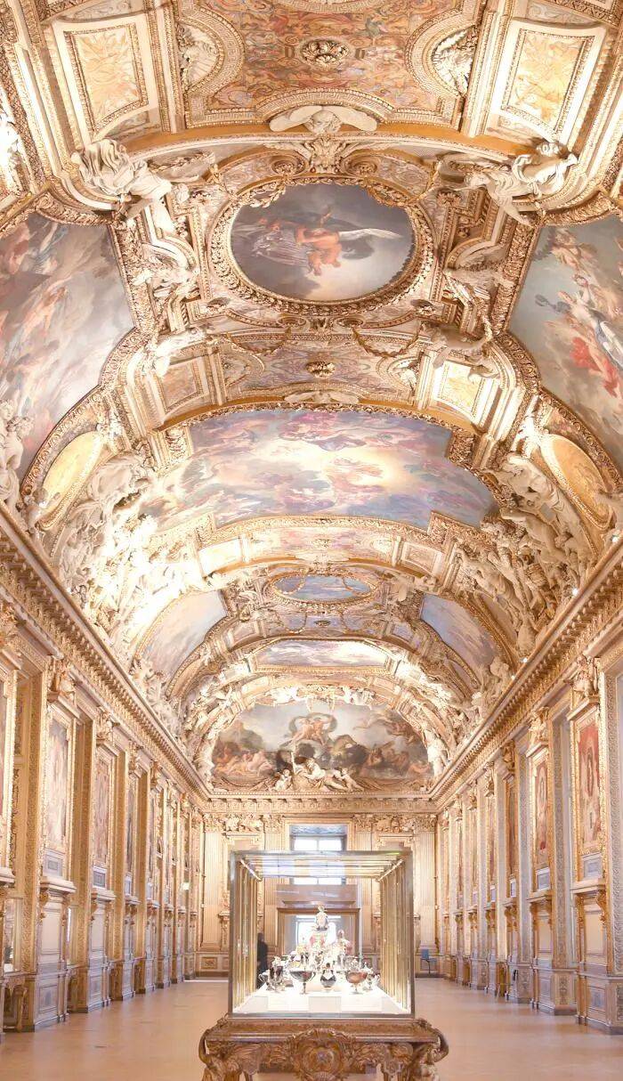 法国卢浮宫多件藏品被盗最新消息：一件文物在博物馆外被发现时已损毁，疑为欧仁妮皇后的皇冠