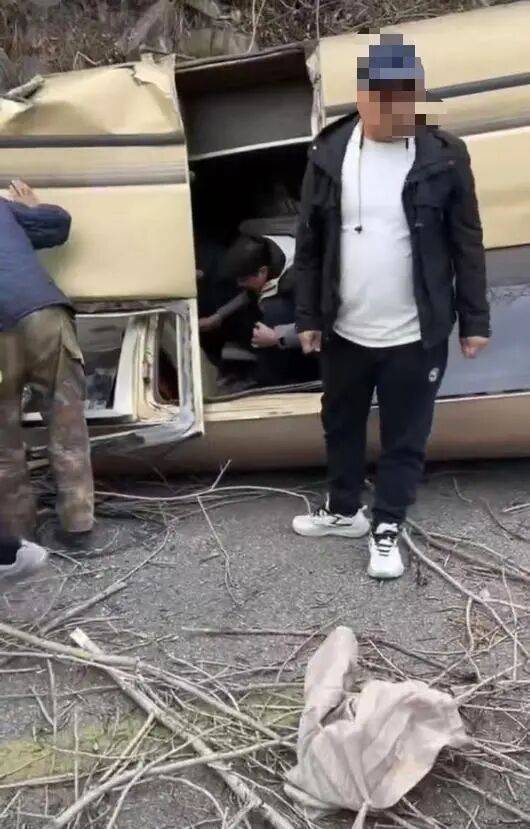 “车顶都没了”！山西五台山景区一面包疑刹车失灵翻扣路面，13名被困者全部获救，当地回应：好像是在检票口追尾，无人员身亡