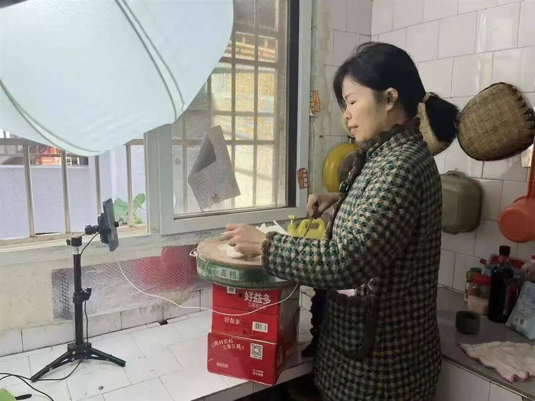 41岁武汉宝妈突然爆火!多次收到央视邀约,本人回应