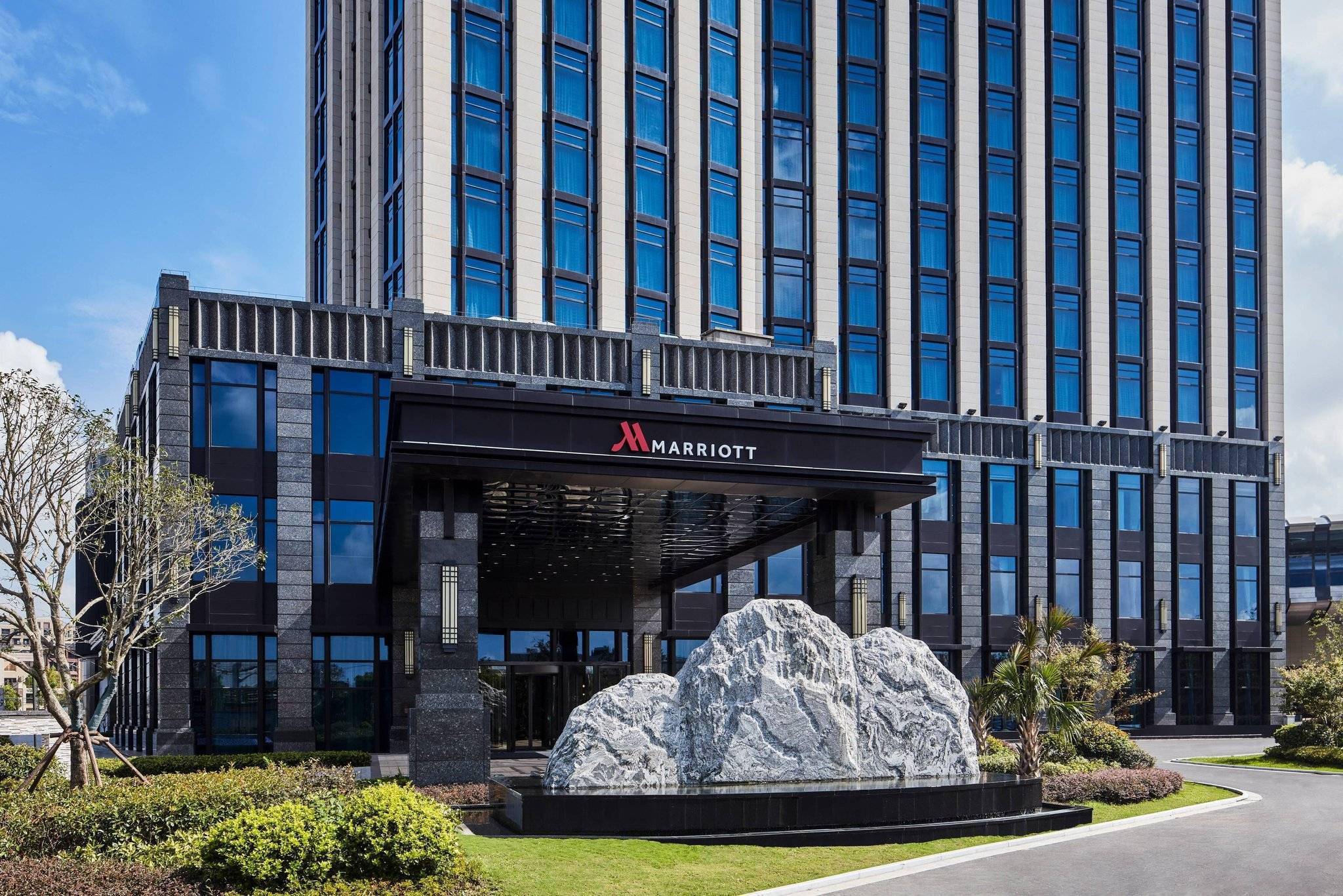 万豪酒店8888元一桌婚宴被曝使用预制菜:酒店方否认,业绩低迷多次被曝服务质量问题