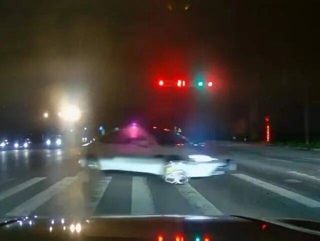 陕西西安20岁男子开无牌车在十字路口疯漂移闯红灯？警方：行拘10日，扣6分并罚款