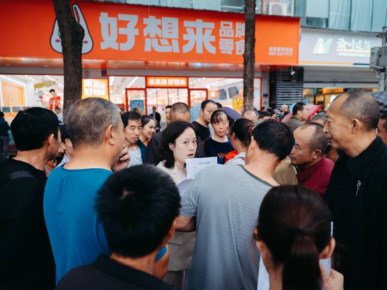 他们挤在8元一晚的旅店 几百人抢一个活