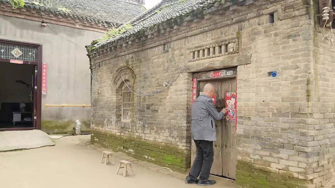 河南66岁大爷500平院子凭 “极致干净” 成网红打卡点，网友来时他满脸笑容带进参观