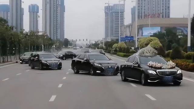 广东茂名10辆婚车在机动车道S形走位,交警:已接到报案,正在处理